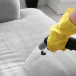 Como eliminar odor de urina humana do sofá?