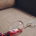 Como limpar a mancha de vinho tinto do sofá?