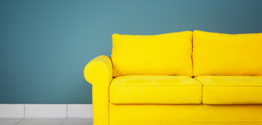 Como posso preservar a cor do meu sofá